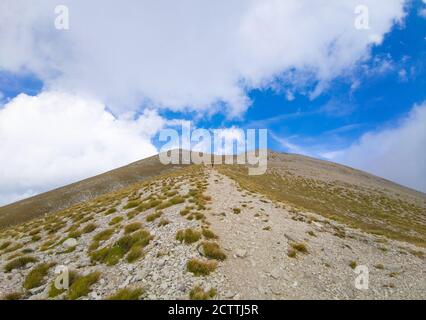 Monte Vettore (Italia) - la cima paesaggistica del Monte Vettore, una delle vette più alte dell'Appennino con i suoi 2,476 metri. Regione Marche. Foto Stock