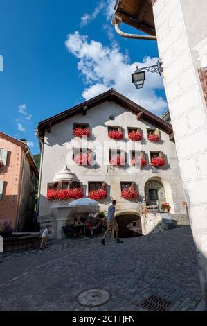 Engadinerhäuser in Guarda mit Geranien Foto Stock