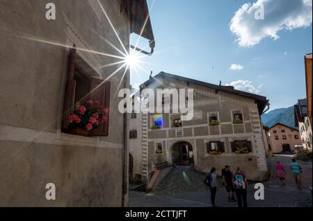 Engadinerhäuser in Guarda im Gegenlicht Foto Stock