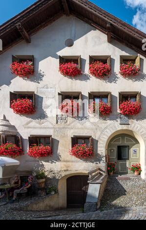 Engadinerhäuser in Guarda mit Geranien Foto Stock