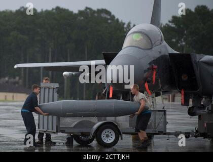 Gli aerei assegnati alla 334a unità di manutenzione dell'aeromobile preparano una F-15E Strike Eagle per il decollo alla base dell'aeronautica di Seymour Johnson, North Carolina, il 3 agosto 2020. Il F-15E partì dalla base in preparazione alla tempesta tropicale Isaias. (STATI UNITI Air Force foto di Airman prima Classe Kimberly Barrera) Foto Stock