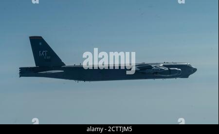 Una stratosfortress B-52H, assegnata alla 5° ala della Bomba alla base dell'aeronautica di Minot, North Dakota, vola sul Mar Mediterraneo in una missione Bomber Task Force Europe, 16 settembre 2020. La Bomber Task Force è lì per proiettare la forza e la capacità agile degli Stati Uniti di generare i propri beni all'estero. (STATI UNITI Air Force foto di Master Sgt. Burt Traynor) Foto Stock