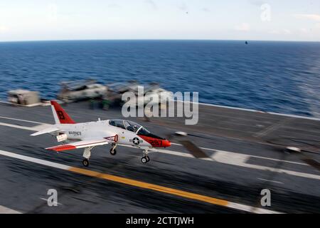 Un T-45C Goshawk, attaccato all'Ala dell'aria di addestramento 2, atterra su USS Gerald R. Ford (CVN 78) 11 settembre 2020. Ford è in corso nell'Oceano Atlantico conducendo le qualifiche dei vettori. (STATI UNITI Navy Photo by Mass Communication Specialist 1° Classe Julie R. Matyascik) Foto Stock