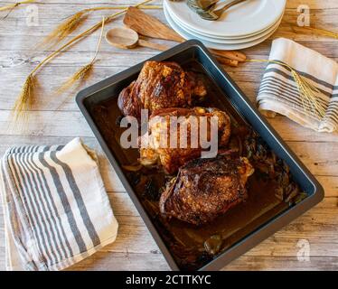 cosce di tacchino arrostite su una teglia da forno Foto Stock