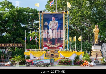 Foto di Re Vajiralongkorn, Rama X, Wat Mongkolnimit, tempio buddista di Bangsaothong, nella provincia di Samut Prakan in Thailandia. La foto era in esposizione Foto Stock