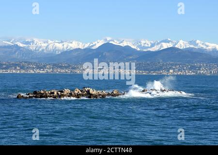 Francia, costa azzurra, dal capo di Antibes, ha nevoso Merano massiccio e l'isola di Grenille nel mare medietranean Foto Stock