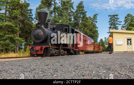 Vecchio treno con autista in attesa di passeggeri per il Prossima partenza in Hamar Norvegia 2020 agosto 9 Foto Stock