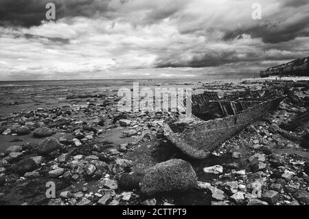 Resti di nave (dopo il naufragio) a Hunstanton Beach, Norfolk, Regno Unito. Foto in bianco e nero. Foto Stock