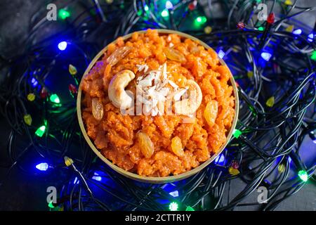 Carota dolce indiana Halwa o Halva dolce festival servito in ciotola dorata Mumbai, India per Dussehra, Diwali. Mithai fatto in casa con frutta secca Foto Stock