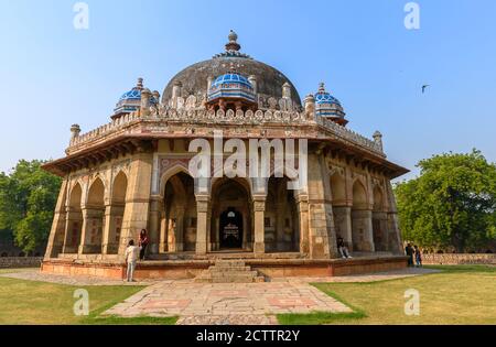 Veduta della Tomba di Isa Khan Niyazi , una tomba ottagonale conosciuta per il suo giardino sommerso fu costruita per un nobile nel complesso della Tomba di Humayun. Foto Stock