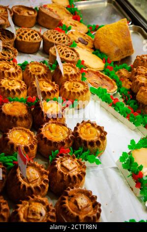 Torte di maiale al negozio di gastronomia. Pasticceria inglese tradizionale. Foto Stock