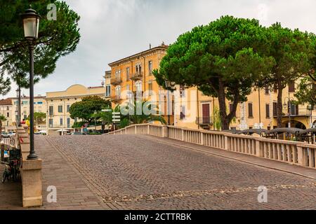 Desenzano del Garda, Brescia, Lombardia, Italia. Città storica pietra miliare turistico, luogo di piacere e di interessi. Foto Stock