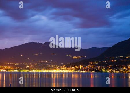 Salo, Italia, bel tramonto sopra acqua sul Lago di Garda Foto Stock