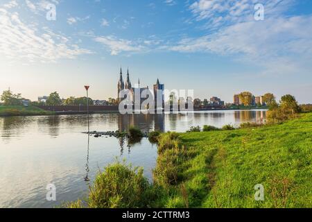 Land van Cuijk, il paesaggio agricolo nel piccolo villaggio Cuijk e sul fiume Meuse, Paesi Bassi sotto un cielo blu. Famoso punto di riferimento turistico fo Foto Stock