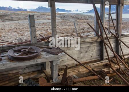 Cava di marmo abbandonata a Camp Mansfield. Blomstrandhalvoya, Kongsfjorden, Svalbard, Norvegia Foto Stock
