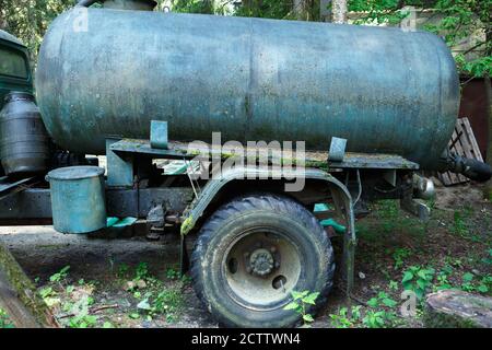 Il serbatoio è vecchio arrugginito su un camion abbandonato Foto Stock