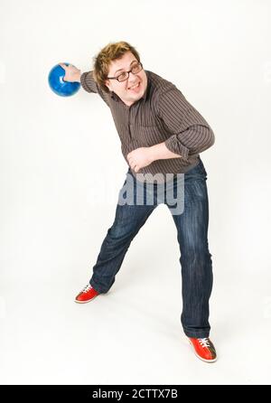 Uomo che gioca palla da bowling su sfondo bianco Foto Stock