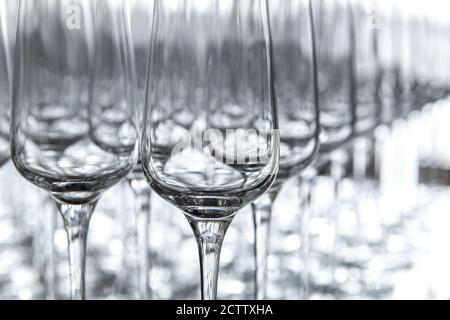 Bicchieri vuoti per il vino frizzante alla luce Foto Stock