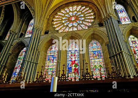 Durham cattedrale Grande finestra rosa illuminata dal sole Foto Stock