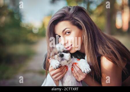 Oung donna con il suo carino Shih Tzu. Foto Stock