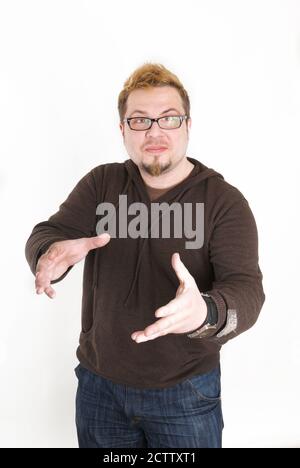 Uomo perplesso con occhiali e Sweatshirt marrone Foto Stock