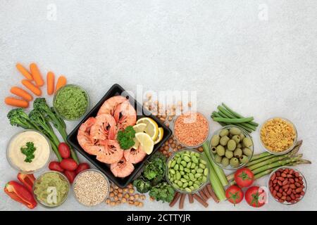 Alimenti a bassa glicemia per diabetici con verdure, legumi, frutti di mare, salse, noci e pasta. Tutti gli alimenti al di sotto di 55 sull'indice GI. Alto in antiossidanti Foto Stock