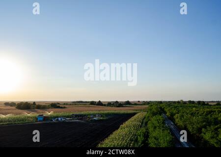 Vista panoramica del terreno agricolo, binari del treno sul lato Foto Stock
