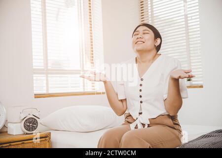 Ragazza teen sana con aria fresca sensazione pulita e respirare piena espressione sorriso felice al mattino in camera da letto casa. Foto Stock