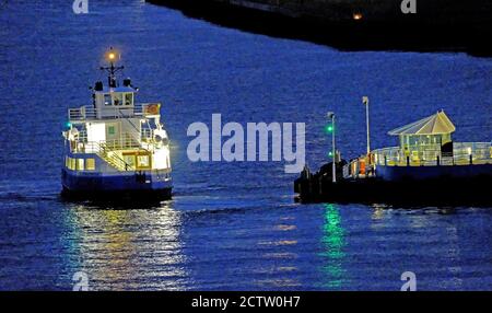 Orgoglio del Tyne North Shields Cross Tyne ferry in funzione di notte Foto Stock
