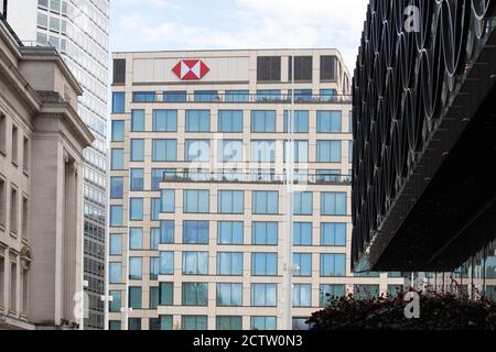 La banca HSBC a Birmingham visto tra la New Birmingham Library (a destra) e Baskerville House (a sinistra). La nuova sede centrale di HSBC a Birmingham si estende su 10 piani e contiene la prima filiale digitale della banca. Oltre 2,000 dipendenti possono usufruire di palestra, sala da ballo e centro di formazione soprannominata "università". Il trasferimento della banca a Birmingham è visto come un enorme voto di fiducia nella città, creando 700 nuovi posti di lavoro. Foto Stock