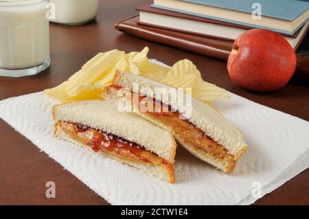 Un burro di arachidi e gelatina sandwich con i libri di scuola Foto Stock