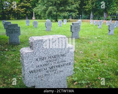 COLONIA, GERMANIA - Luglio 10, 2018: COLONIA, GERMANIA - 10.07.2018 : 'II Guerra Mondiale' soldati graveyard.Famous cimitero storico. Estate. Parco commemorativo. Foto Stock