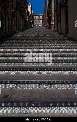 La Scalinata di Santa Maria del Monte a Caltagirone, provincia di Catania, Sicilia, Italia, conosciuta come la Scalazza, è una scalinata degli inizi del XVII secolo con 142 gradini in pietra lavica, vividamente decorata con piastrelle in maiolica locale, che conduce ad una chiesa barocca, Santa Maria del Monte. Caltagirone è il centro dell'industria ceramica siciliana. La scalinata fu costruita nel 1604, ma le piastrelle che decorano i rilievi furono aggiunte negli anni '1950 La maggior parte raffigura scene mitologiche e onora i disegni tradizionali in ceramica. I riquadri sono in ordine cronologico, a partire dal basso. Foto Stock