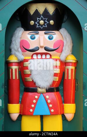 Decorazione tradizionale di legno di Natale - nutcracker sul mercato dell'avvento a Lipsia. Germania. Foto Stock