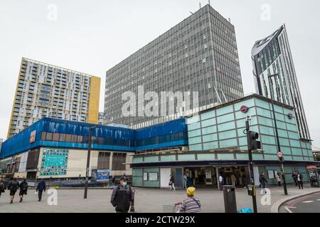 Vista esterna del Centro commerciale Elephant and Castle, Londra, il suo ultimo giorno, in quanto chiude dopo 55 anni Foto Stock