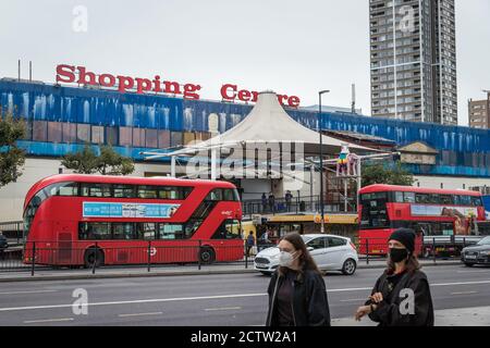 Vista esterna del Centro commerciale Elephant and Castle, Londra, il suo ultimo giorno, in quanto chiude dopo 55 anni Foto Stock