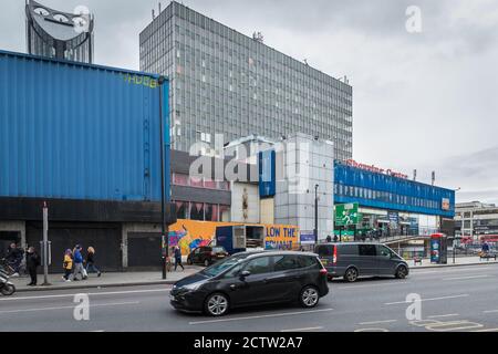 Vista esterna del Centro commerciale Elephant and Castle, Londra, il suo ultimo giorno, in quanto chiude dopo 55 anni Foto Stock