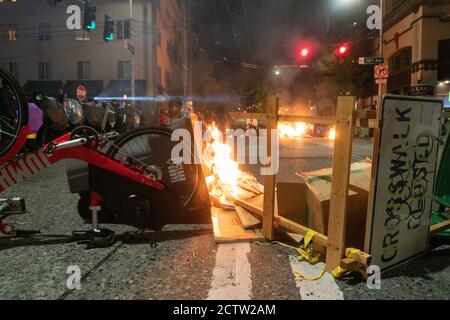 Seattle, Washington, Stati Uniti. 24 Settembre 2020. I manifestanti si levano in piedi con la polizia di Seattle costruendo la barricata. Credit: albert halim/Alamy Live News Foto Stock