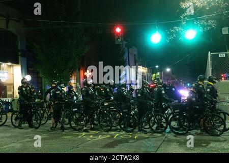 Seattle, Washington, Stati Uniti. 24 Settembre 2020. I manifestanti si levano in piedi con la polizia di Seattle. Credit: albert halim/Alamy Live News Foto Stock