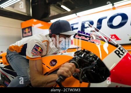 Barcellona, Spagna. 24 Settembre 2020. Marc Marquez ha visitato la sua squadra, box e, naturalmente, la sua moto, prima del Gran Premio Monster Energy di Catalunya al circuito di Montmelo. 24 settembre 2020 Marc Marquez visita su equipo, su box y examina su moto antes del Gran Premio Monster Energy de Catalunya de MotoGP en el circuito de Montmelo. 24 de settembre de 2020 POOL/ MotoGP.com/Cordon Rassegna stampa: CORDON PRESS/Alamy Live News Foto Stock