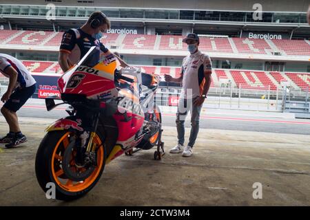 Barcellona, Spagna. 24 Settembre 2020. Marc Marquez ha visitato la sua squadra, box e, naturalmente, la sua moto, prima del Gran Premio Monster Energy di Catalunya al circuito di Montmelo. 24 settembre 2020 Marc Marquez visita su equipo, su box y examina su moto antes del Gran Premio Monster Energy de Catalunya de MotoGP en el circuito de Montmelo. 24 de settembre de 2020 POOL/ MotoGP.com/Cordon Rassegna stampa: CORDON PRESS/Alamy Live News Foto Stock