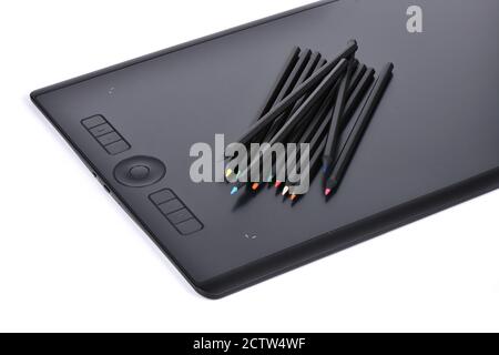 Tablet grafico professionale con penne multicolore. Isolato su sfondo bianco. Foto ad alta risoluzione. Profondità di campo completa. Foto Stock