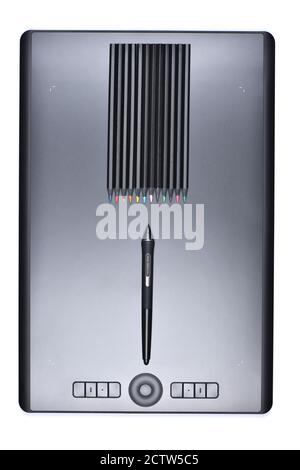 Tavoletta grafica professionale con vista dall'alto con penne multicolore e digitalizzate. Isolato su sfondo bianco. Foto ad alta risoluzione. Profondità di campo completa. Foto Stock