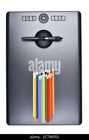 Tavoletta grafica professionale con vista dall'alto con penne multicolore e digitalizzate. Isolato su sfondo bianco. Foto ad alta risoluzione. Profondità di campo completa. Foto Stock
