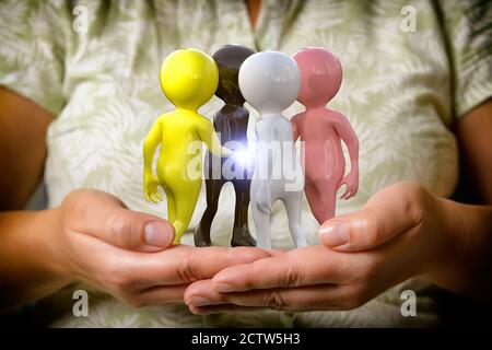 Uomini di razze diverse stanno in cerchio sulle mani di una donna. Concetto di multiculturalismo, comprensione tra razze e pace, eschang internazionale Foto Stock
