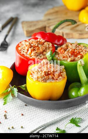 Peperoni farciti colorati con riso e carne tritata. Paprika ripiena con riso e carne tritata Foto Stock