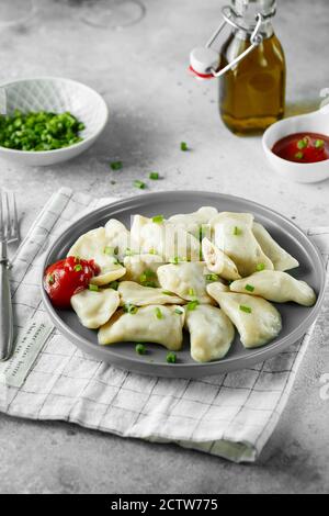 Gnocchi, ripieni di carne. Piatto russo, ucraino o polacco: Varenyky, vareniki, pierogi, pirohy. Fotografia alimentare. Foto Stock