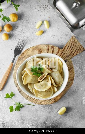 Gnocchi, ripieni di purè di patate e fegato. Piatto russo, ucraino o polacco: Varenyky, vareniki, pierogi, pirohy. Fotografia alimentare. Disposizione piana c Foto Stock