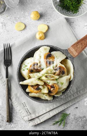 Gnocchi, ripieni di purè di patate e funghi. Piatto russo, ucraino o polacco: Varenyky, vareniki, pierogi, pirohy. Fotografia alimentare. piatto l Foto Stock