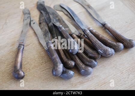 set di coltelli da tavolo vecchi. posate retrò Foto Stock